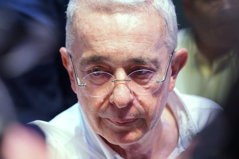 En pocas horas, el Juzgado 44 Penal de Conocimiento del Circuito de Bogotá dará a conocer el fallo de primera instancia sobre el caso judicial contra el expresidente Álvaro Uribe Vélez, por los presuntos delitos de fraude procesal, soborno en actuación penal y soborno a testigos. Foto Jorge Orozco