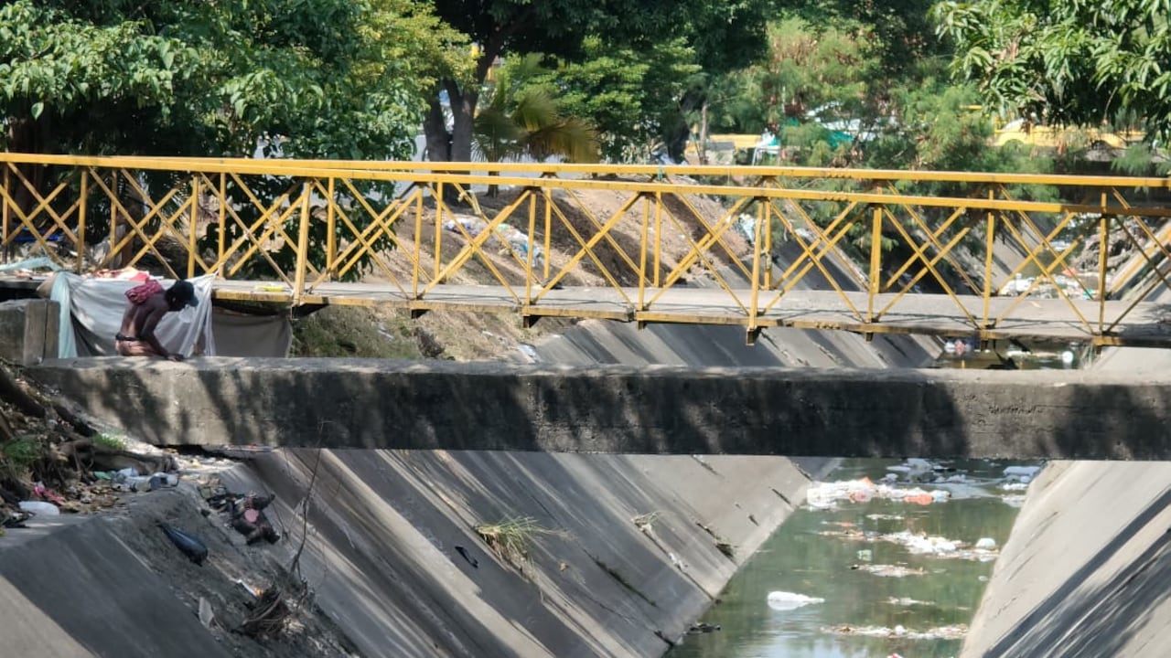 La comunidad afirma que el estado del puente y del canal afecta la movilidad y las condiciones del sector.