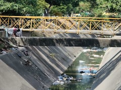 La comunidad afirma que el estado del puente y del canal afecta la movilidad y las condiciones del sector.