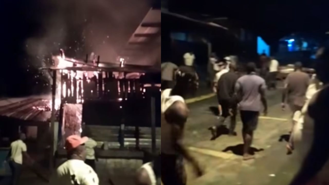 Minutos antes en que llegaron los bomberos a Bajo Calima, varios de los vecinos asumieron el reto de controlar el incendio con baldes con agua de sus casas.