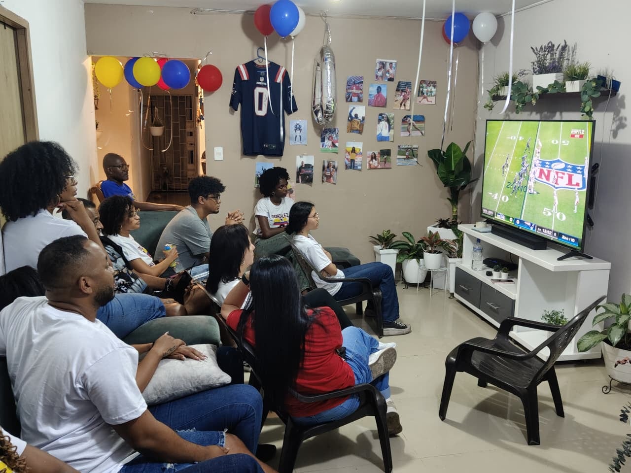 La familia del único jugador colombiano en jugar este partido se encuentra en la casa paterna, en el barrio República de Israel, para ver el desempeño de su familiar.