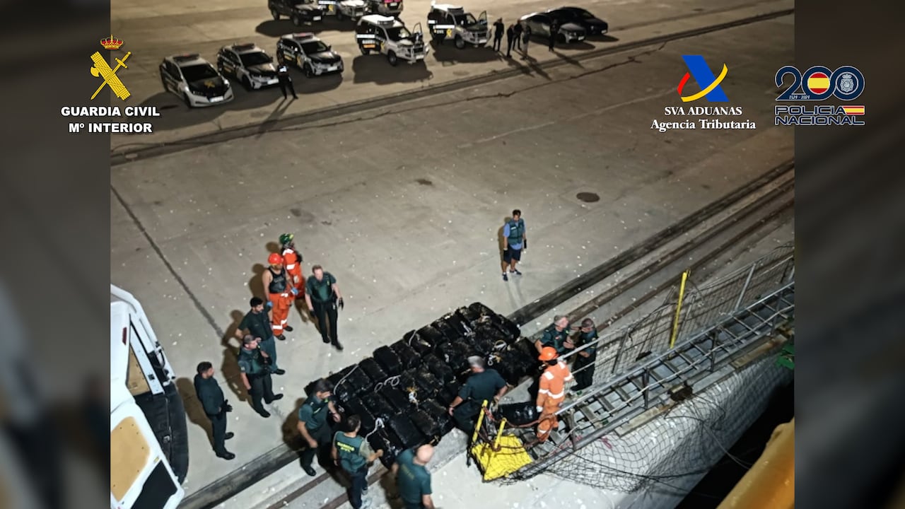 Agentes de aduanas y de la Guardia Civil española estuvieron al frente del operativo en el que fueron capturadas 30 personas.