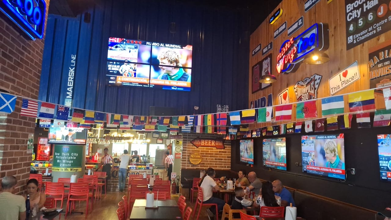 La preparación comenzó meses antes del primer partido. En establecimientos como Mr. Wings revisaron equipos de sonido, pantallas y promociones para aprovechar la temporada mundialista. También promueven una polla del torneo orbital entre sus clientes.