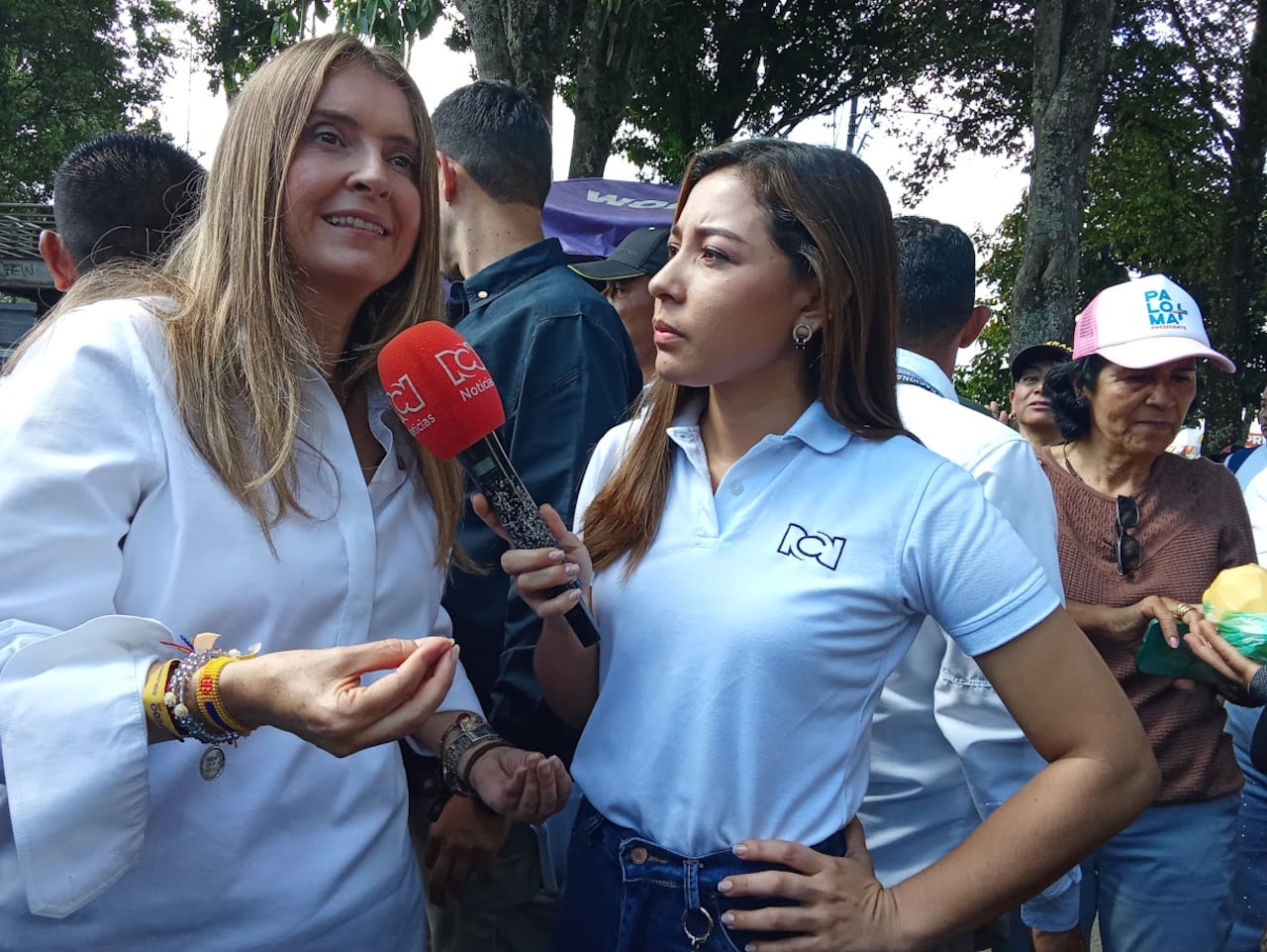 La candidata presidencial Paloma Valencia realizó una visita a Popayán durante el desarrollo de su campaña presidencial, en medio de un contexto marcado por las amenazas contra integrantes de su movimiento político y el deterioro de la seguridad en el departamento. La dirigente, nacida en la capital caucana, llegó a la ciudad a finales de abril y sostuvo encuentros con medios, simpatizantes y líderes políticos regionales.