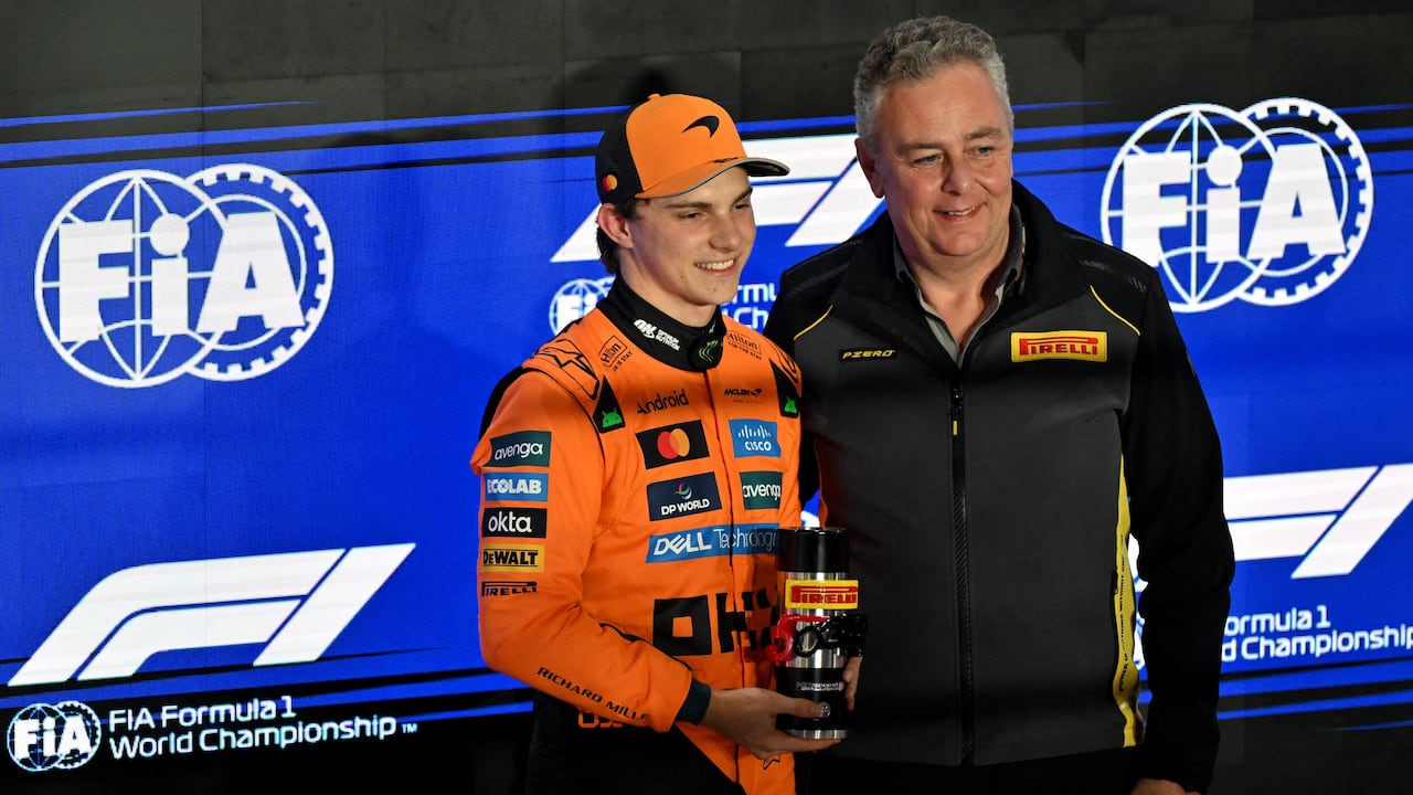 Mario Isola (der.), director de Pirelli Motorsport, y el piloto australiano de McLaren, Oscar Piastri, posan después de la sesión de clasificación al sprint previa al Gran Premio de Fórmula 1 de Qatar en el Circuito Internacional de Lusail en Lusail el 28 de noviembre de 2025. (Foto de Andrej ISAKOVIC / AFP)