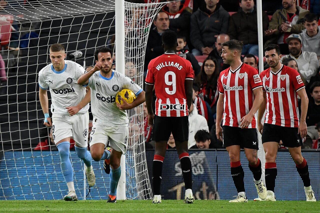 El defensa español del Girona #25 Eric García celebra tras marcar el segundo gol de su equipo durante el partido de fútbol de la liga española entre el Athletic Club de Bilbao y el Girona FC en el estadio de San Mamés de Bilbao el 19 de febrero de 2024. (Foto de ANDER GILLENEA / AFP)