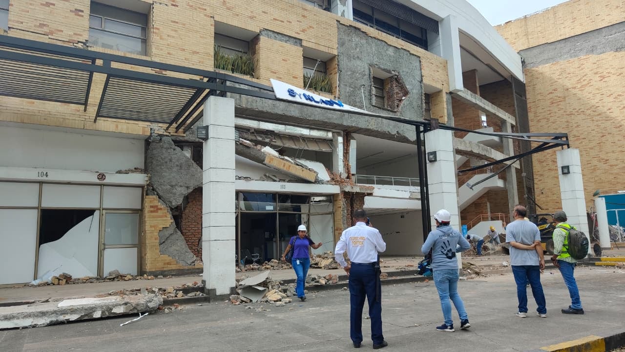Así lucen algunos edificios de la Calle 9, en el sur de Cali, luego del terremoto del pasado lunes 10 de agosto.