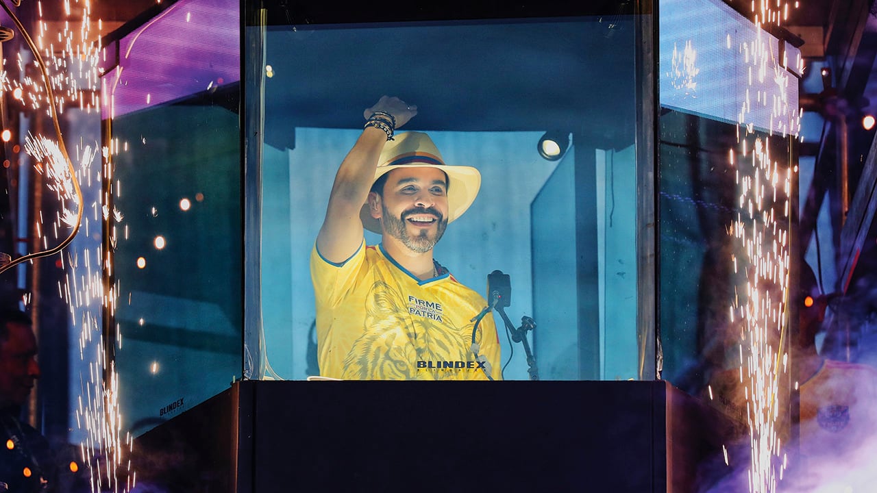 Abelardo De La Espriella se dirige a sus seguidores desde el interior de una cabina blindada, durante su mitin de campaña en Buga, Colombia.