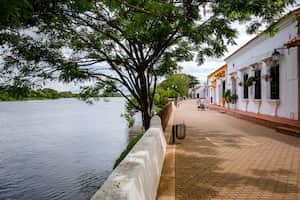 Paseo fluvial con típicas casas históricas, árboles y río, Santa Cruz de Mompox, Colombia, Patrimonio de la Humanidad