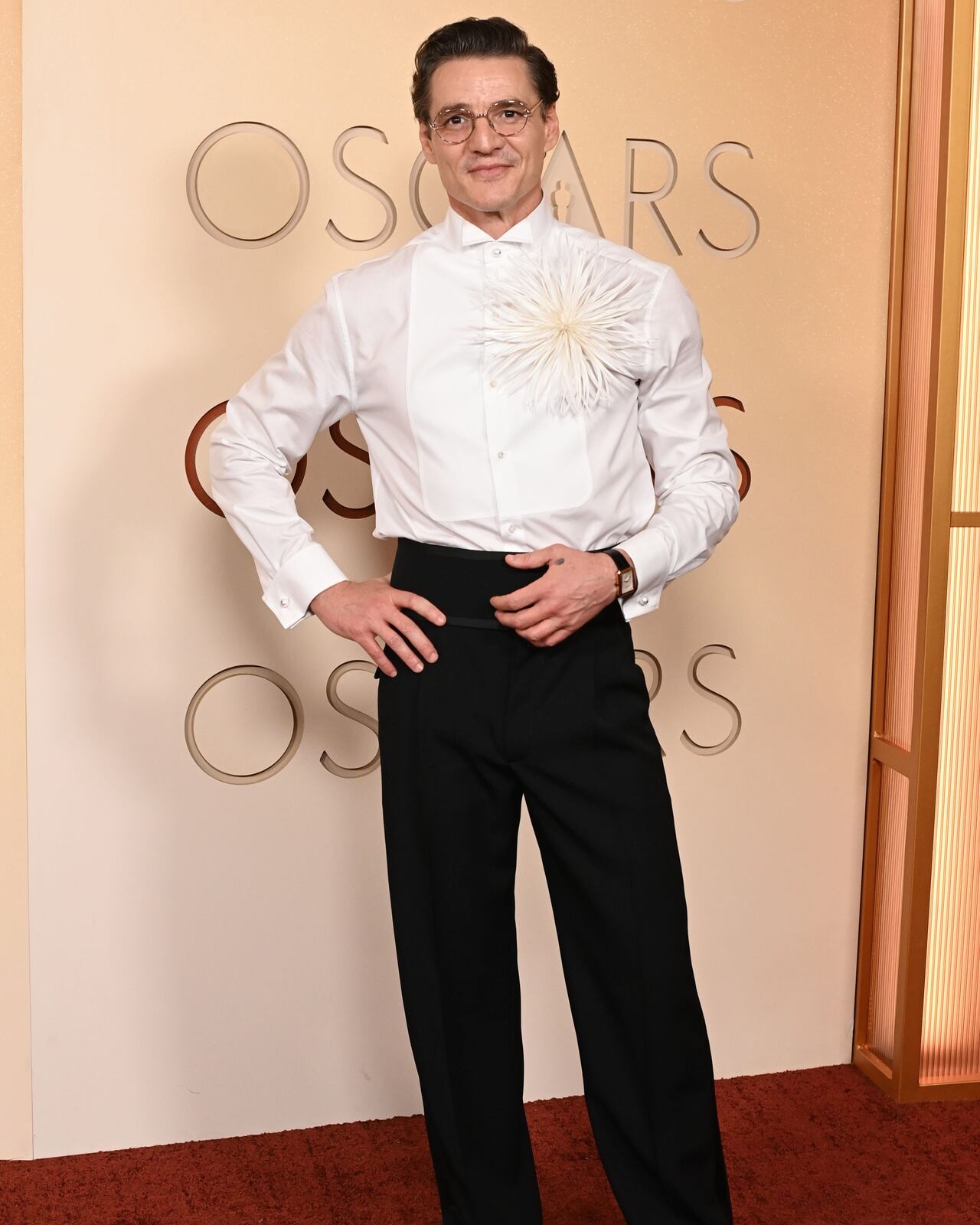 Pedro Pascal llegó a la gala con un look renovado.