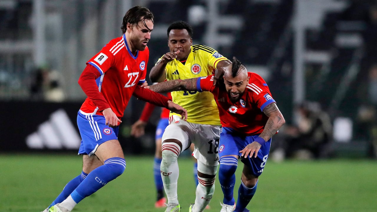 Colombia's midfielder Jhon Arias (C) fights for the ball with Chile's forward Ben Brereton (L) and midfielder Arturo Vidal during the 2026 FIFA World Cup South American qualifiers football match between Chile and Colombia, at the David Arellano Monumental stadium, in Santiago, on September 12, 2023. (Photo by Javier TORRES / AFP)