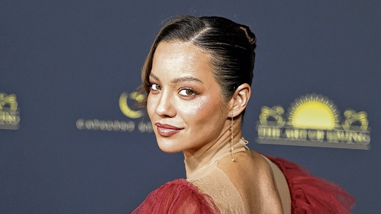 Natalia Reyes asistiendo al estreno mundial de ‘Alix’, de Catalyst Studios y Panorama Motion Pictures, en el Teatro Chino TCL, el 5 de diciembre.