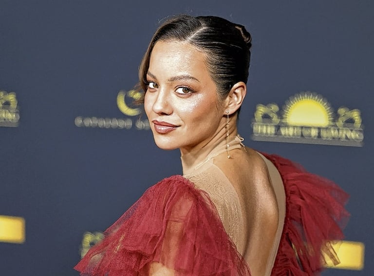 Natalia Reyes asistiendo al estreno mundial de ‘Alix’, de Catalyst Studios y Panorama Motion Pictures, en el Teatro Chino TCL, el 5 de diciembre.