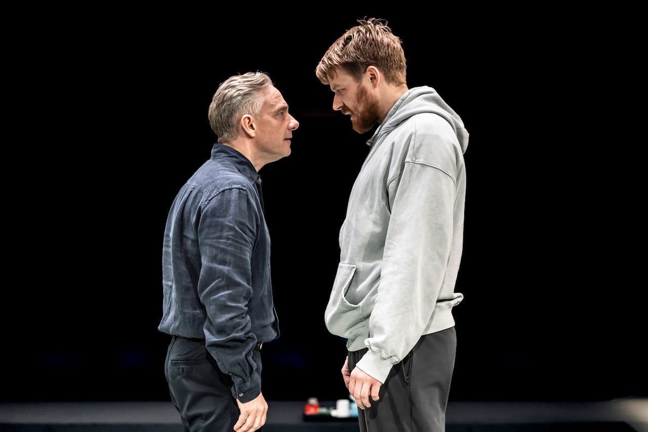 El ganador del Premio Olivier Jack Lowden (Dunkirk) y Martin Freeman, reconocido por títulos como Sherlock y The Hobbit, protagonizan El quinto paso, la nueva obra de David Ireland que llega a Cine Colombia como parte de la temporada 2026–2027 de National Theatre Live.