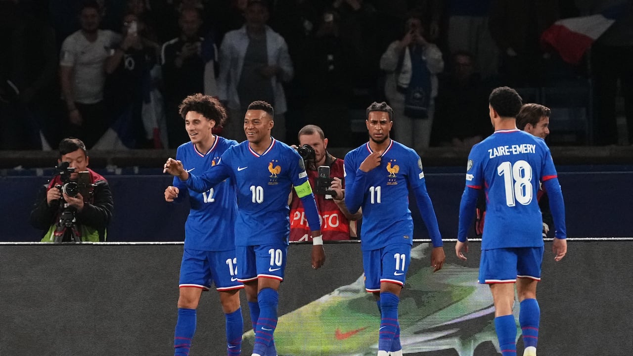 El delantero francés Kylian Mbappé (2º por la izquierda), número 10 del equipo, celebra tras marcar el tercer gol de su selección y el gol número 400 de su carrera durante el partido de clasificación para la Copa Mundial de la FIFA 2026, correspondiente al grupo D de la zona europea, entre Francia y Ucrania, disputado en el estadio Parc des Princes de París, el 13 de noviembre de 2025. (Foto de Dimitar DILKOFF / AFP)