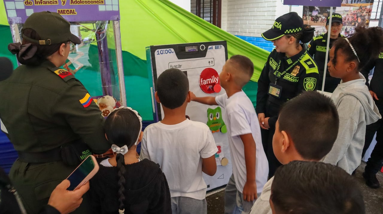 La Policía contribuirá al acceso y permanencia de los estudiantes en el sistema educativo con la entrega de 300 kits escolares a familias que no cuentan con los recursos económicos suficientes.
