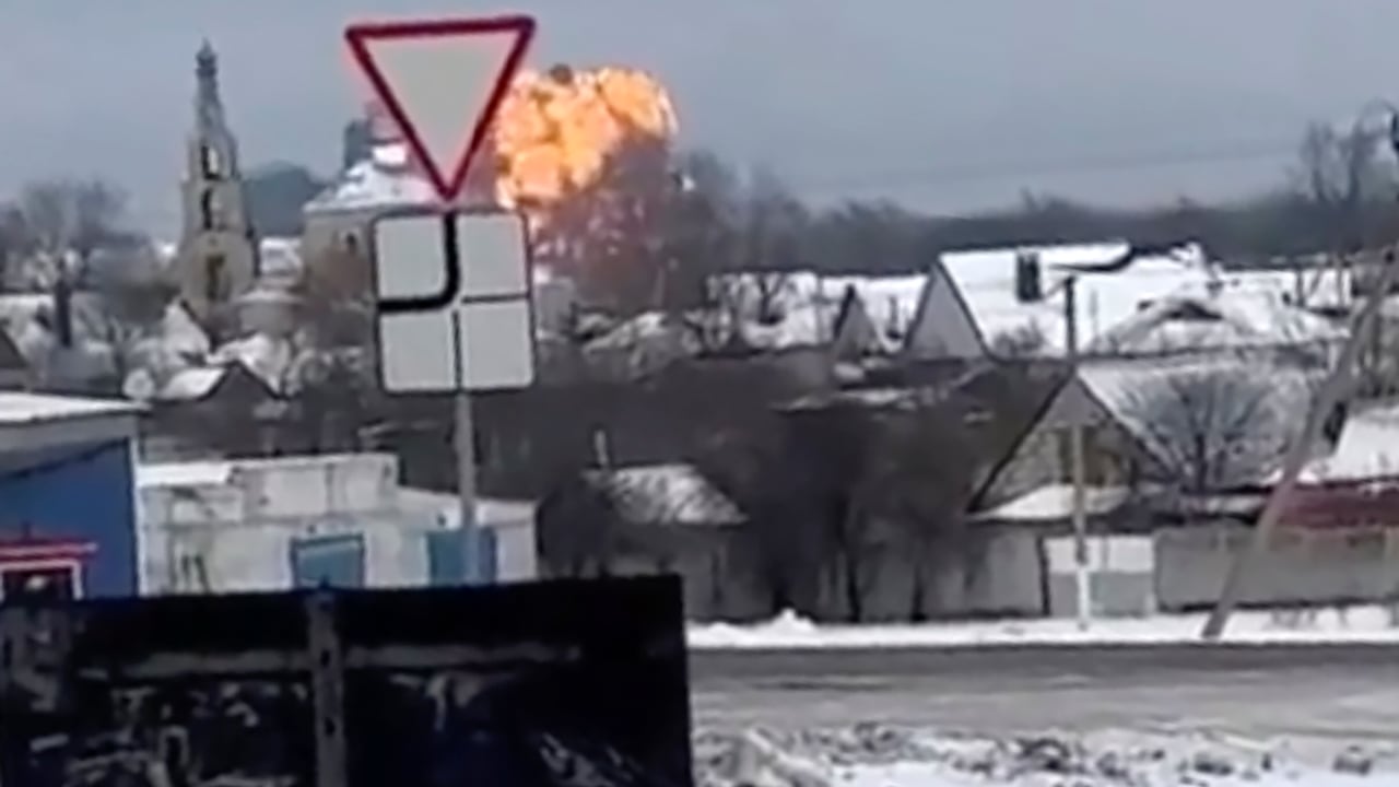 En esta fotografía tomada de un video UGC validado se muestran llamas que se elevan desde la escena de un avión de combate que se estrelló en una zona residencial cerca de Yablonovo, región de Belgorod, el miércoles 23 de junio de 2024.