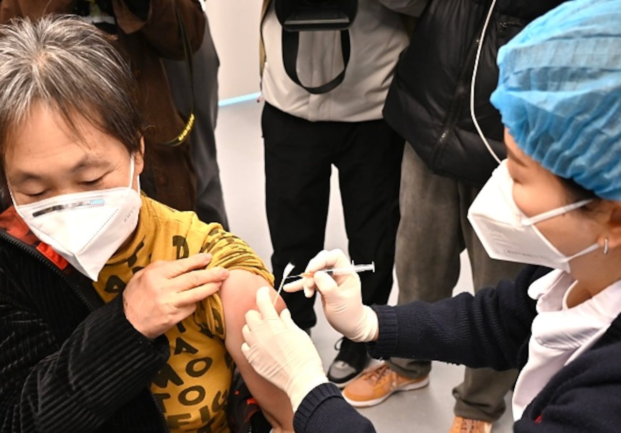 La empresa explicó que esta caída se debió principalmente “a menores ingresos comerciales por el suministro y las ventas de la vacuna covid-19 a nivel mundial”. (Photo by Tao Ke/Red Star News/VCG via Getty Images)