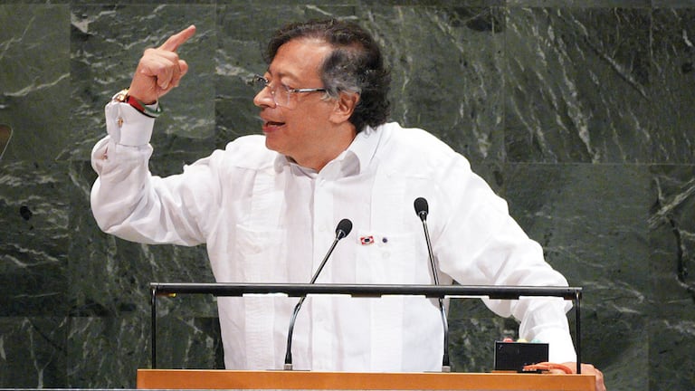 “Ni un paso atrás y jamás de rodillas... Nunca he tenido comportamientos mafiosos. No tengo un dólar en Estados Unidos. No hay cuenta que congelarme”.