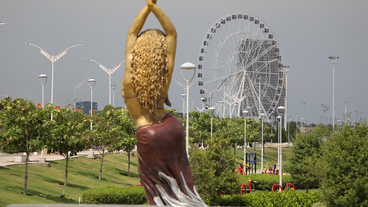 Visitar la Luna del Río es un nuevo plan que se suma a las cosas por hacer en la ciudad mientras invita a los ciudadanos a ver a Barranquilla desde el río, ofreciendo una vista panorámica que permite redescubrir la geografía, el patrimonio urbano y cultural.