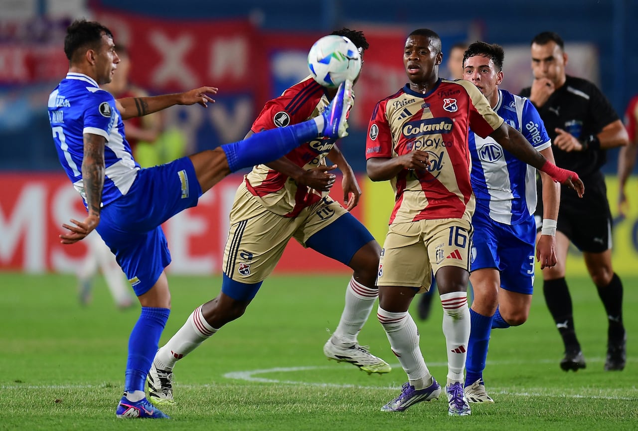 El delantero #07 de Juventud, Agustín Alaniz (izq.), y el mediocampista #16 de Independiente Medellín, Halam Loboa, disputan el balón durante el partido de ida de la tercera fase de la Copa Libertadores entre Juventud de Uruguay e Independiente Medellín de Colombia, en el Estadio Gran Parque Central de Montevideo, el 5 de marzo de 2026. (Foto: Dante FERNANDEZ / AFP)