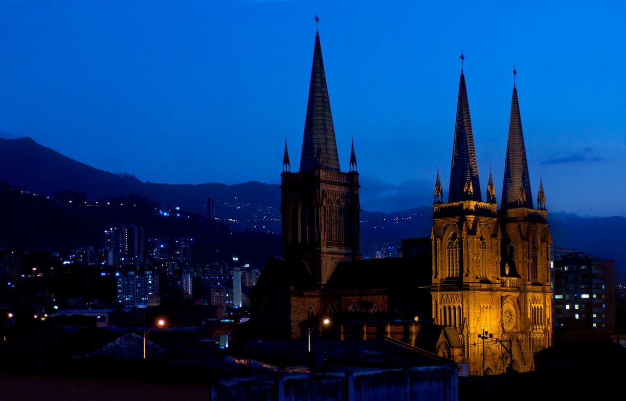 Los habitantes de Medellín observan con interés el pronóstico climático para el martes 19 de septiembre, ya que se esperan fluctuaciones en la temperatura y posibles lluvias.