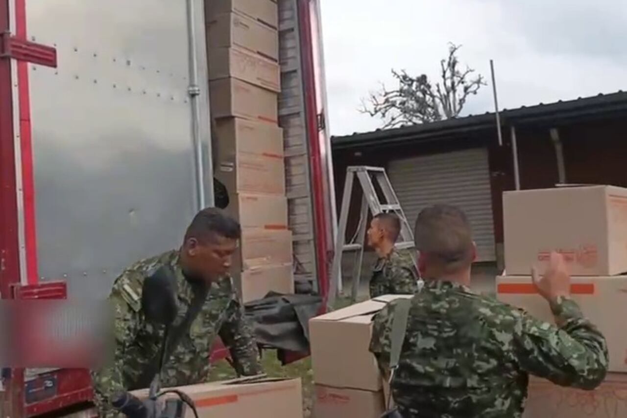 Los militares lograron recuperar completamente la carga que movilizaba este camión entres las ciudades de Cali y Popayán.