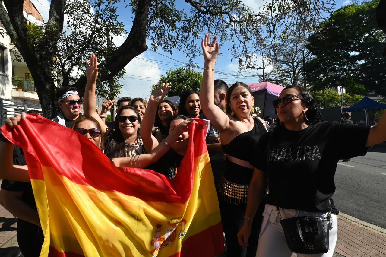 Miles de caleños y visitantes llegaron  desde muy temprano para ver esta noche a Shakira en el estadio Pascual Guerrero.