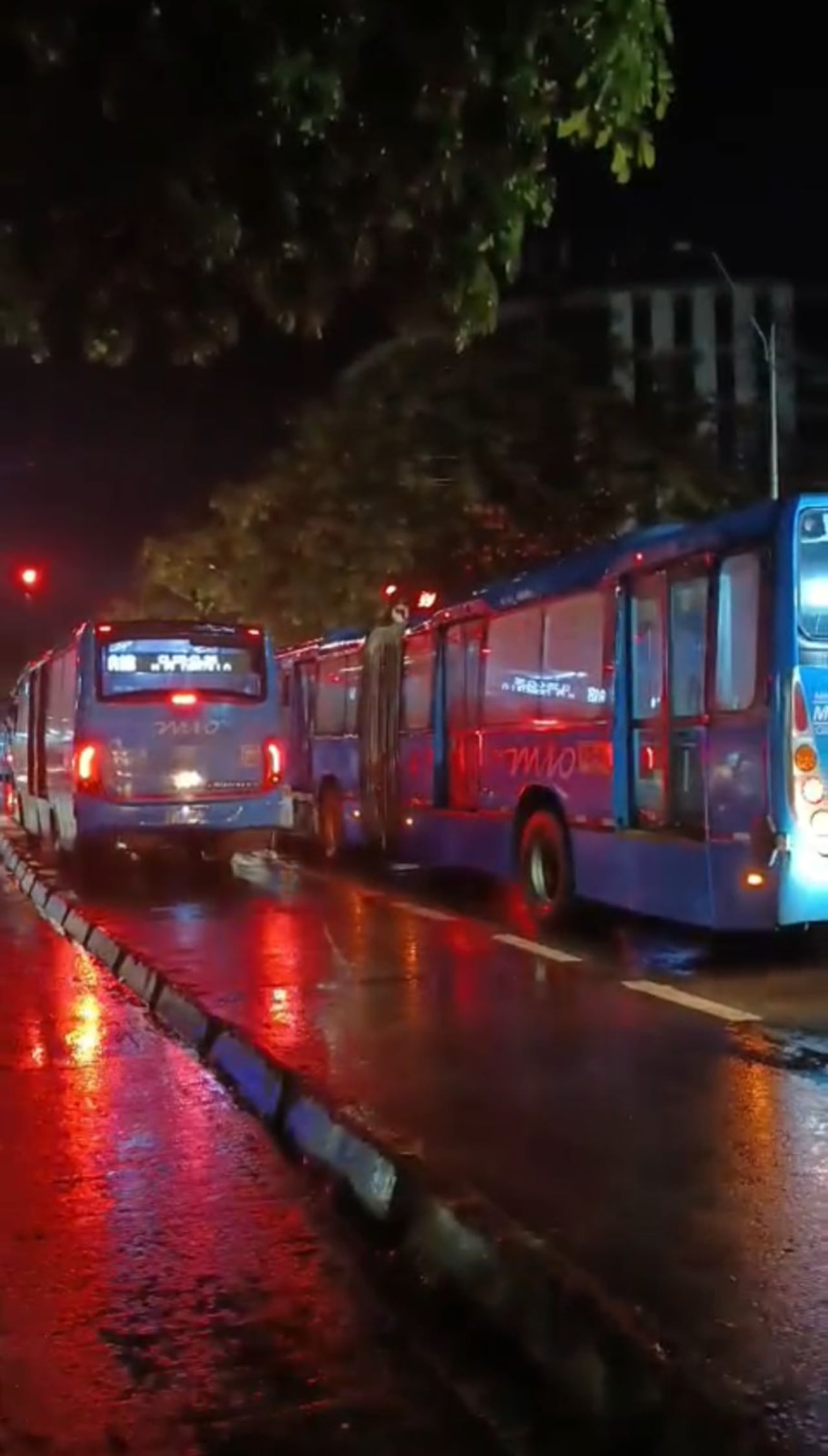 Metrocali indicó que se darán nuevas indicaciones a los concesionarios para evitar el uso del carril como zona de estacionamiento.