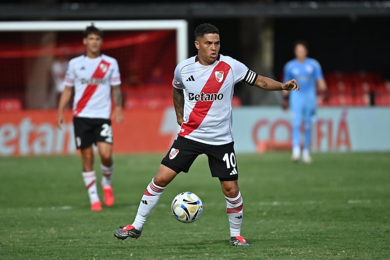 Juan Fernando Quintero (centro) fue una de las figuras de River Plate en su estreno en 2026.