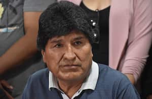 El expresidente de Bolivia, Evo Morales, observa durante una conferencia de prensa en Cochabamba, Bolivia, el 4 de octubre de 2024. Morales, quien se ha enfrentado al actual líder del país, dijo el viernes que las acusaciones de que violó a una adolescente cuando estaba en el poder eran una "mentira". ". (Foto de FERNANDO CARTAGENA/AFP)