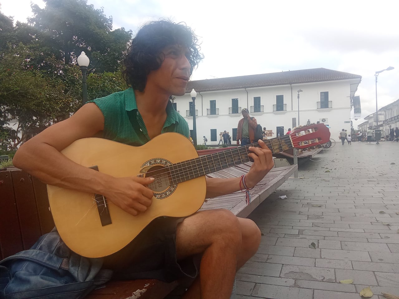 El artista argentino llegó a Popayán hace tres semanas con el propósito de enriquecer su experiencia musical y cultural. "Tomé mis cosas, mi guitarra y me vine", expresa este artista de 33 años de edad.