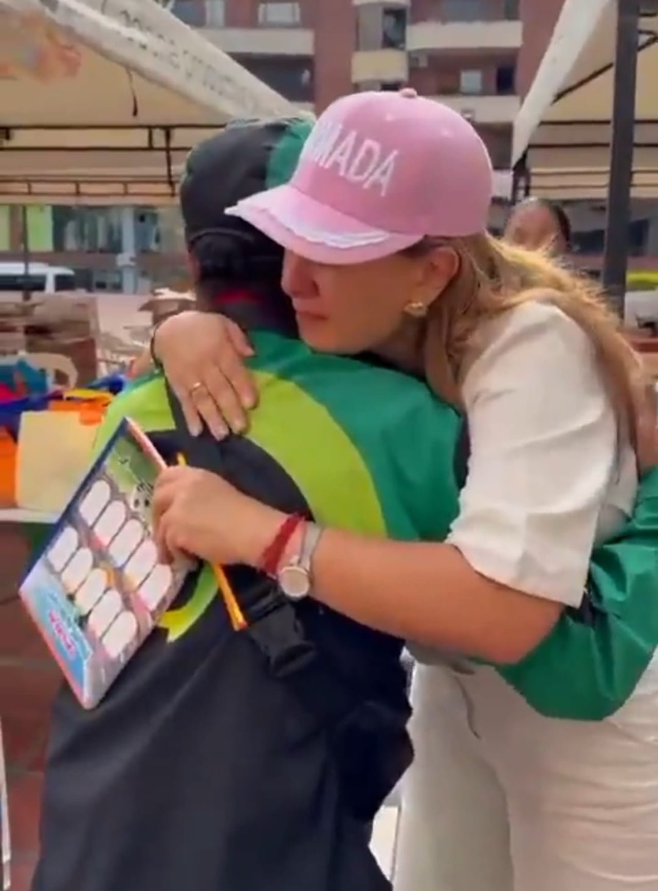 Vendedor de Vive 100 que donó un cuaderno y tres lápices en Neiva recibió apoyo tras hacerse viral.