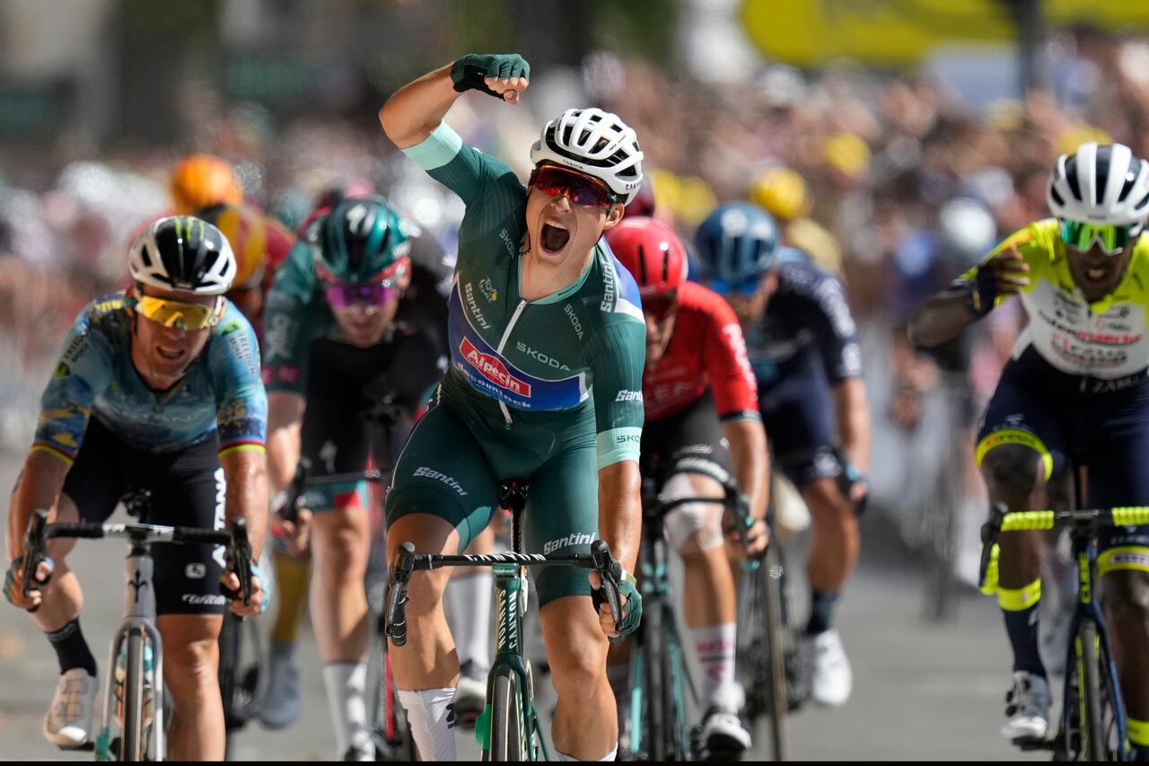 El belga Jasper Philipsen celebra al cruzar la línea de meta para ganar la séptima etapa de la carrera ciclista del Tour de Francia de más de 170 kilómetros (105,5 millas) con inicio en Mont-de-Marsan y final en Burdeos, Francia, el viernes 7 de julio de 2023 (Foto AP/Thibault Camus)