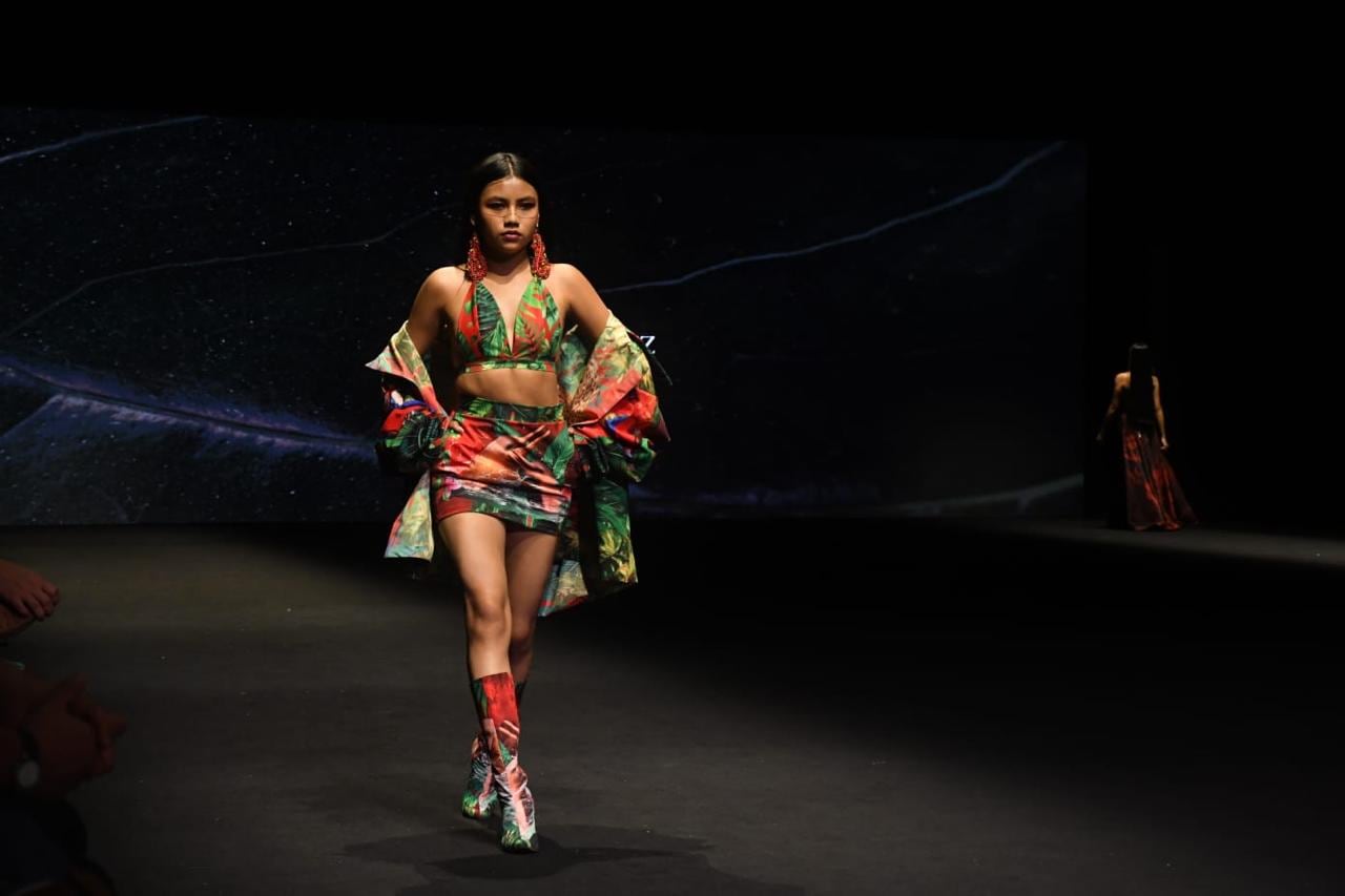 Lufer Fernández exaltó la belleza indígena en la pasarela.