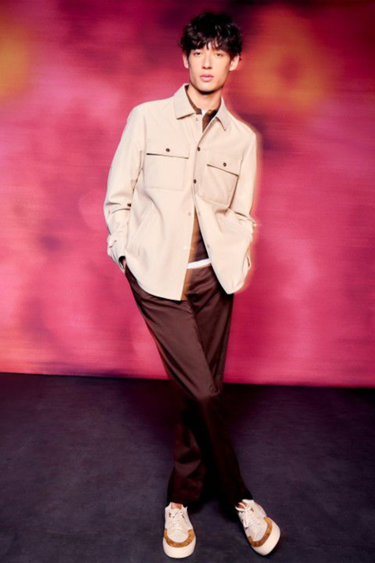 La modernidad no riñe con el estilo y la sobriedad. Otra combinación ganadora y en tendencia para ellos.