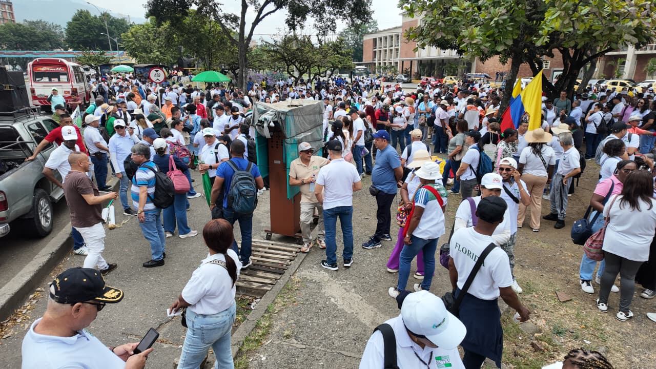 Estación del Ferrocarril en Cali registra manifestantes de Fecode.