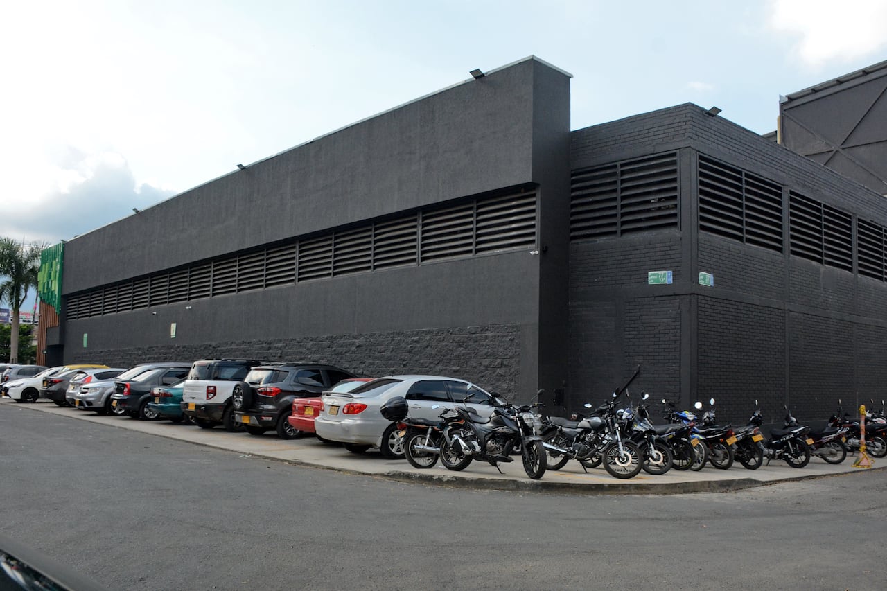 Residentes de una zona residencial al sur de la ciudad denuncian que un supermercado de cadena reconocido tomó los andenes peatonales para parqueo de vehículos.