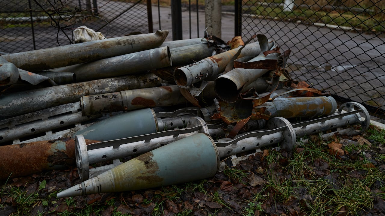 Los restos de proyectiles de artillería y misiles, incluidas las municiones en racimo, se almacenan el 18 de diciembre de 2022 en Toretsk, Ucrania