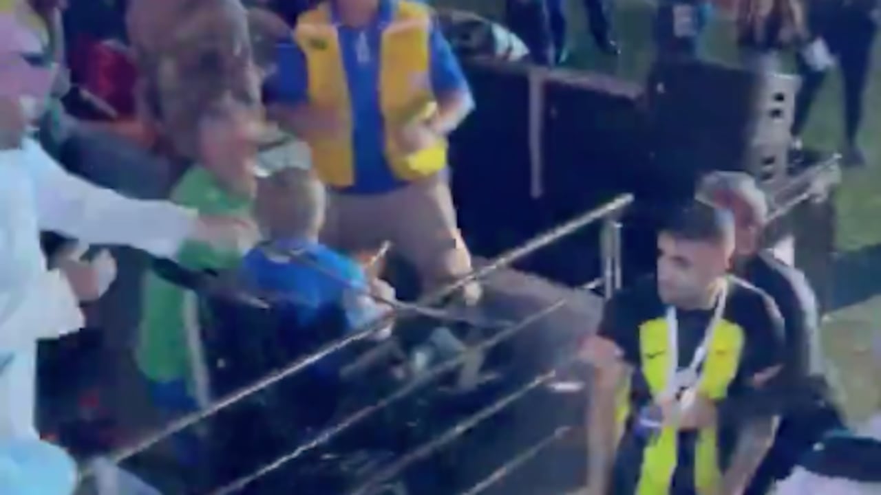 Un jugador del Al-Ittihad recibió un latigazo por parte de un aficionado.