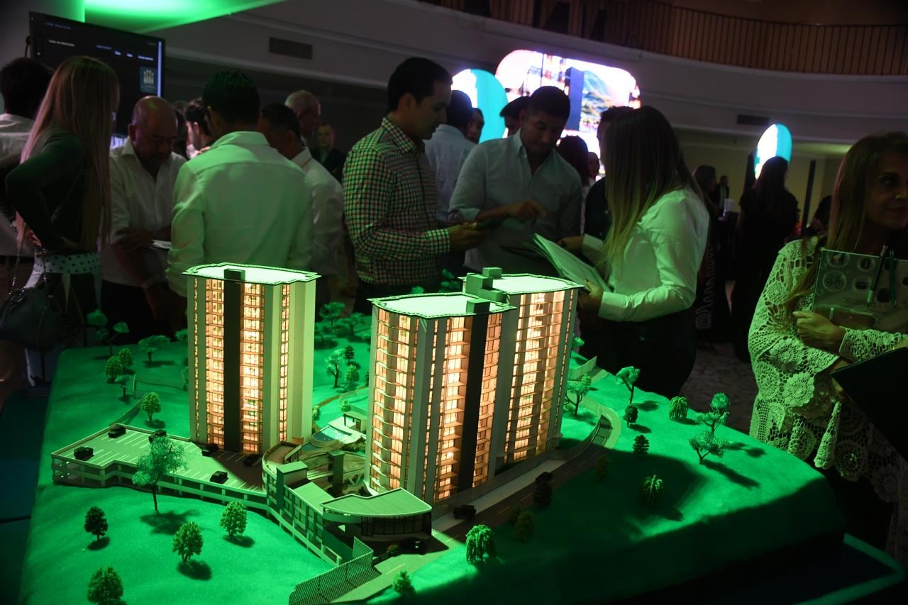 La maqueta de Lumina Normandía muestra la distribución del proyecto, que combina torres de arquitectura contemporánea con jardines, senderos y una reserva verde.