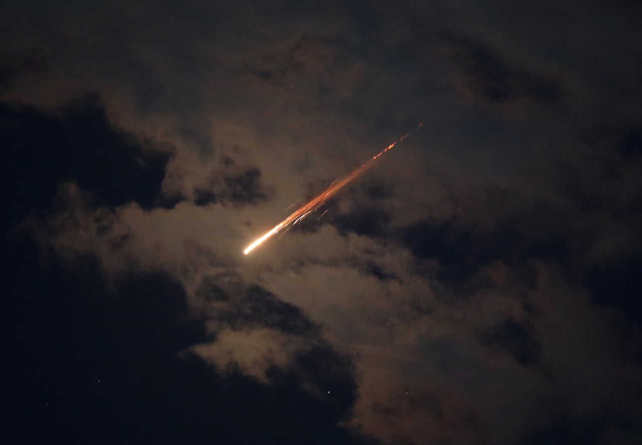 Algunos de los misiles lanzados desde Irán se ven en los cielos sobre Hebrón.