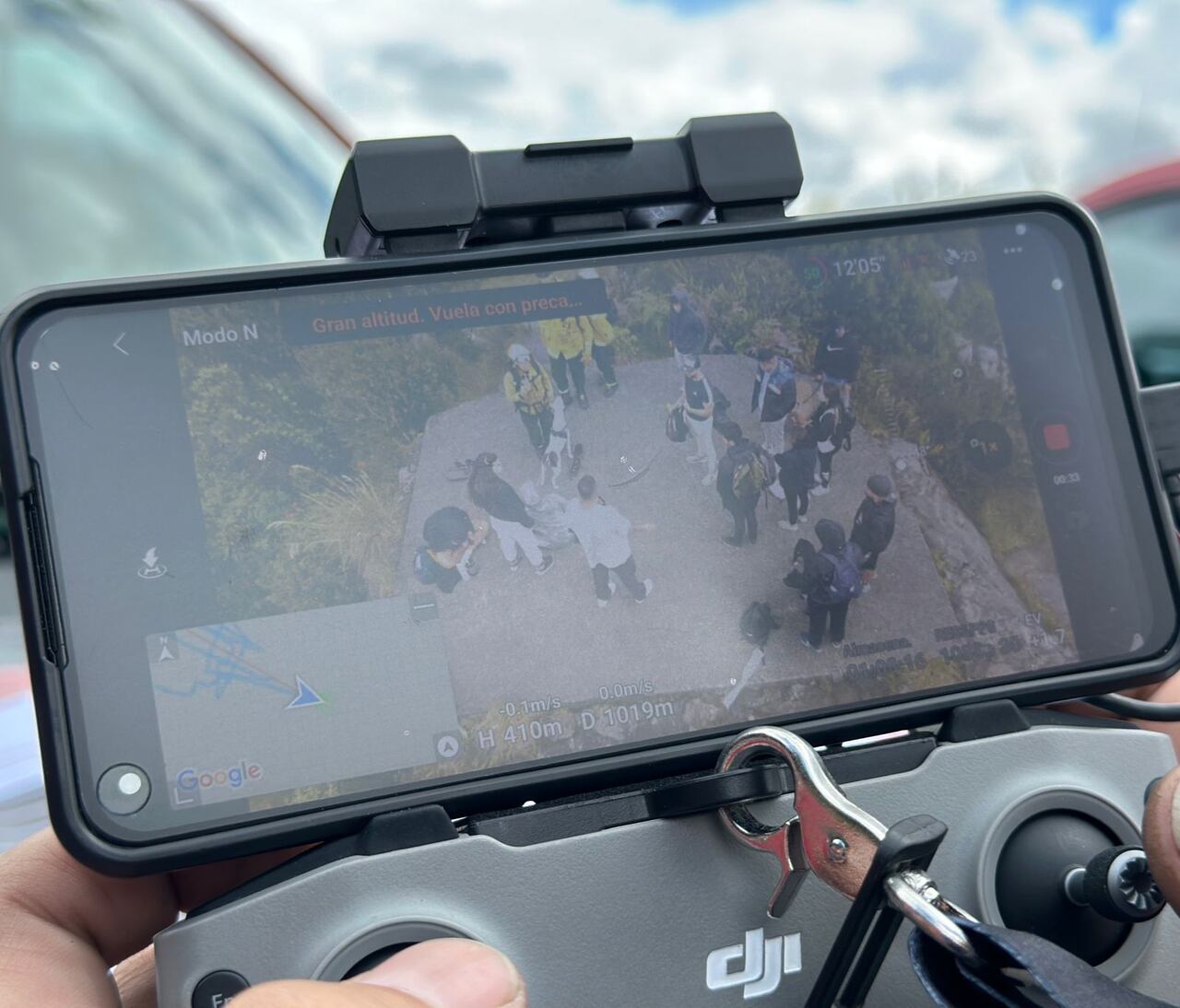 Realizan el rescate de una mujer de 27 años que cayó por un abismo junto a su mascota.