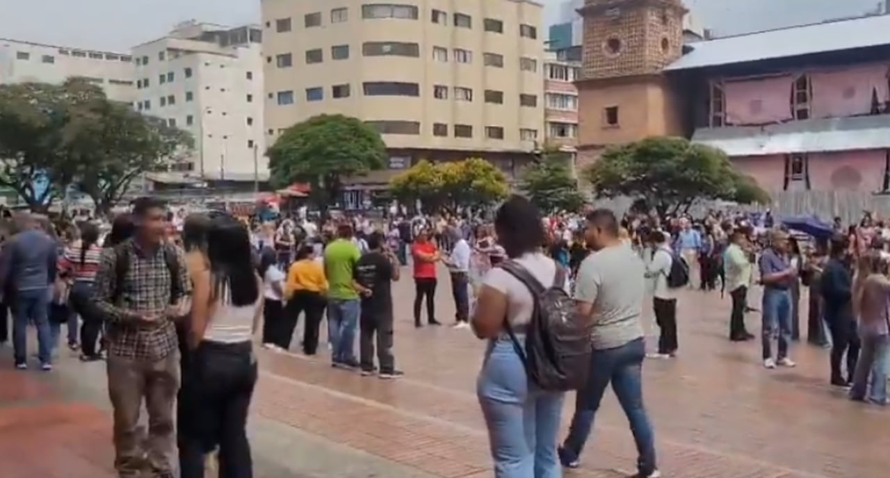 Edificios como la Gobernación del Valle fueron evacuados por el sismo.