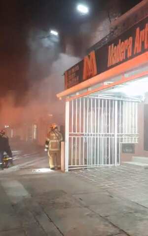 Diez bomberos se movilizaron hasta este sector para apagar las llamas que incendiaban un establecimiento comercial.