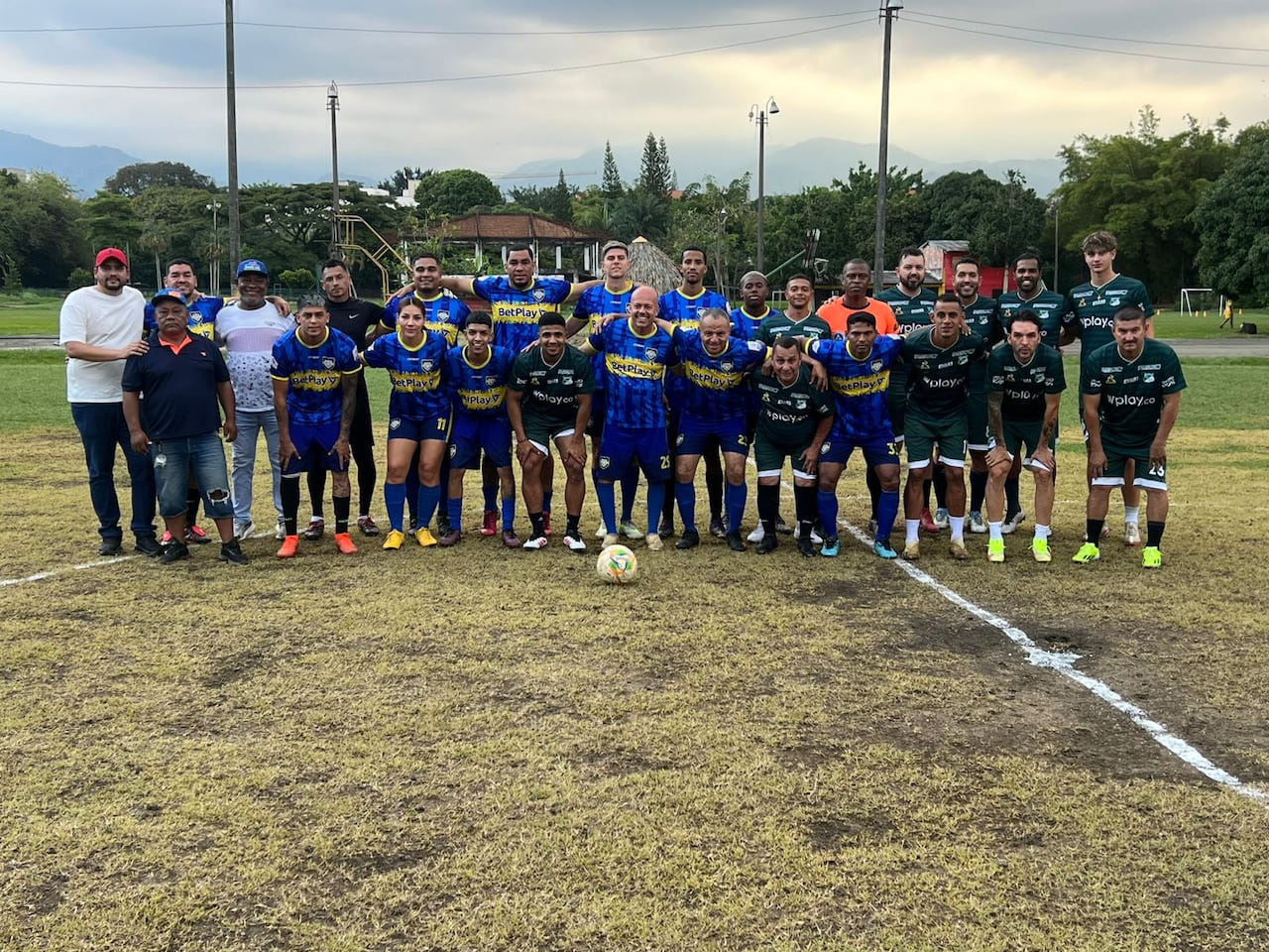 Como parte del homenaje al portero Pedro Zape, se disputó un partido en el Club del Municipio.