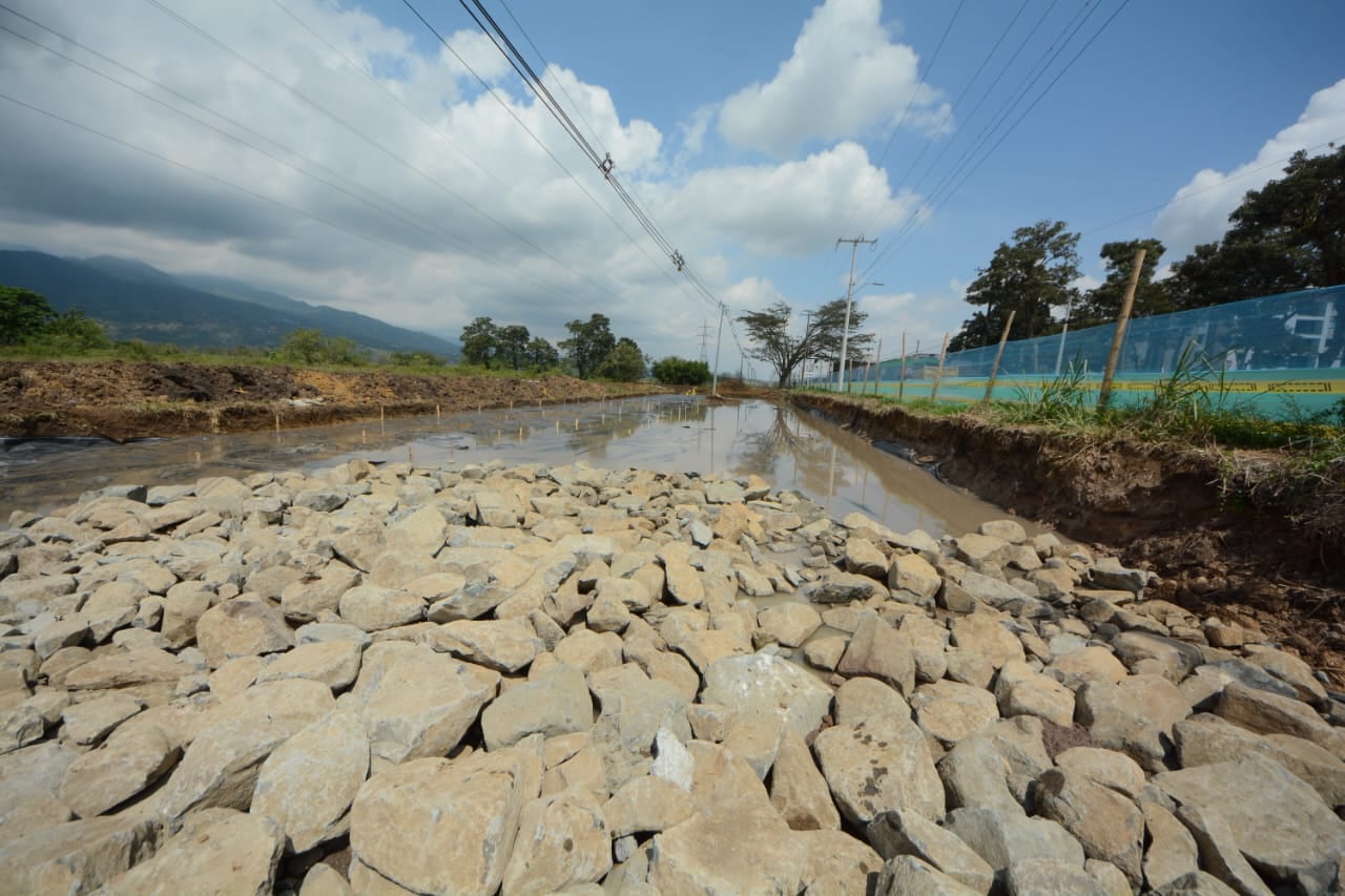 Un tramo de la vía en Jamundí está siendo rehabilitado debido al riesgo de inundación en la zona.
