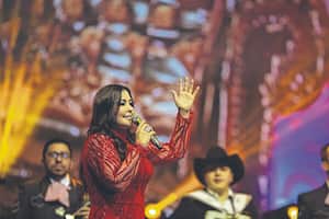 La Reina de la Música Popular lanza nueva canción, debuta como empresaria, y el próximo año celebrará tres décadas de trayectoria artística. En su mejor momento.