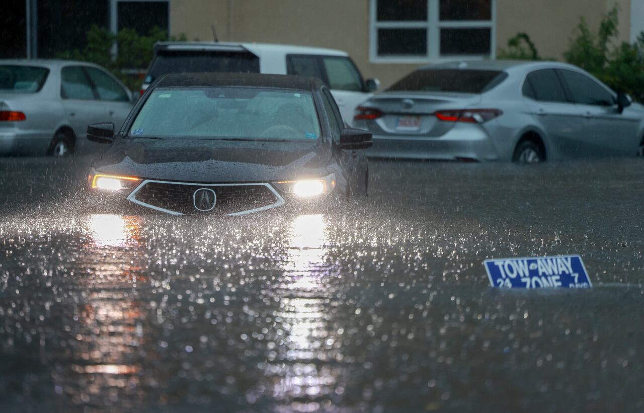 Un vehículo se encuentra en las aguas de una inundación el 12 de junio de 2024 en Hollywood, Florida. A medida que la humedad tropical pasa por la zona, algunas zonas se han inundado debido a las fuertes lluvias. Joe Raedle/Getty Images/AFP (Photo by JOE RAEDLE / GETTY IMAGES NORTH AMERICA / Getty Images via AFP)