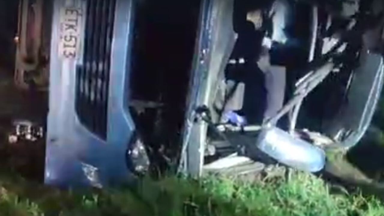 Un microbús terminó volcado en Palmira, Valle.